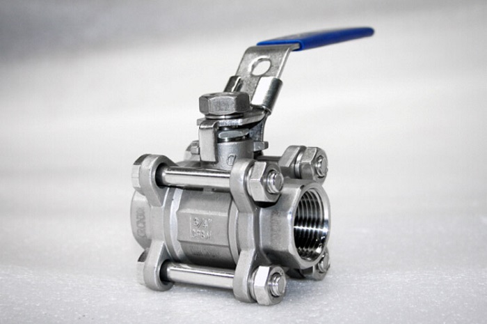 ¿Qué papel juega la válvula de bola de tres piezas de acero inoxidable en la producción química?