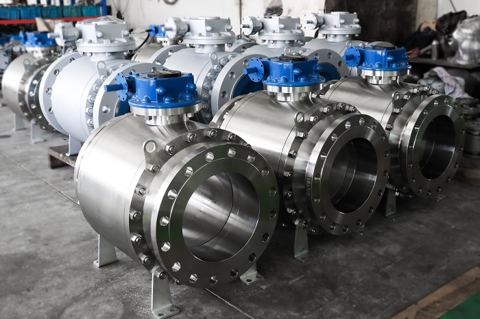 ¿Cómo logra una válvula de bola de muñón un sellado sin fugas al abrir y cerrar a 90 grados durante su principio de funcionamiento?