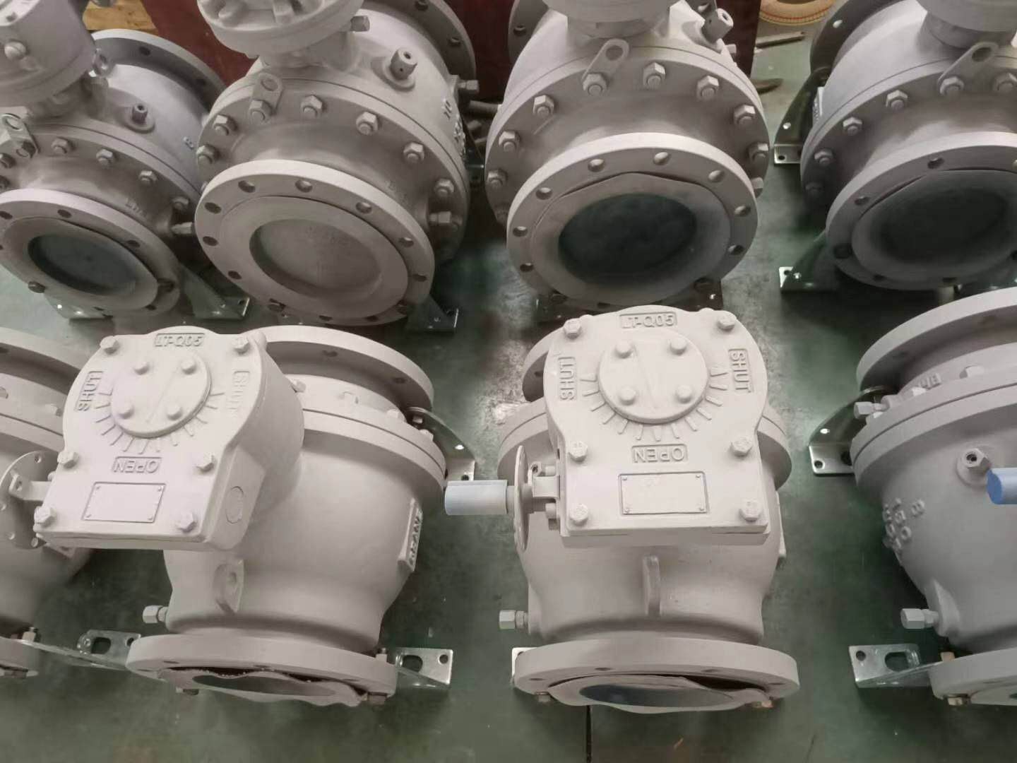 V&aacute;lvula de bola montada en mu&ntilde;&oacute;n de brida de acero al carbono API6D WCB de 2 piezas con tornillo sin fin