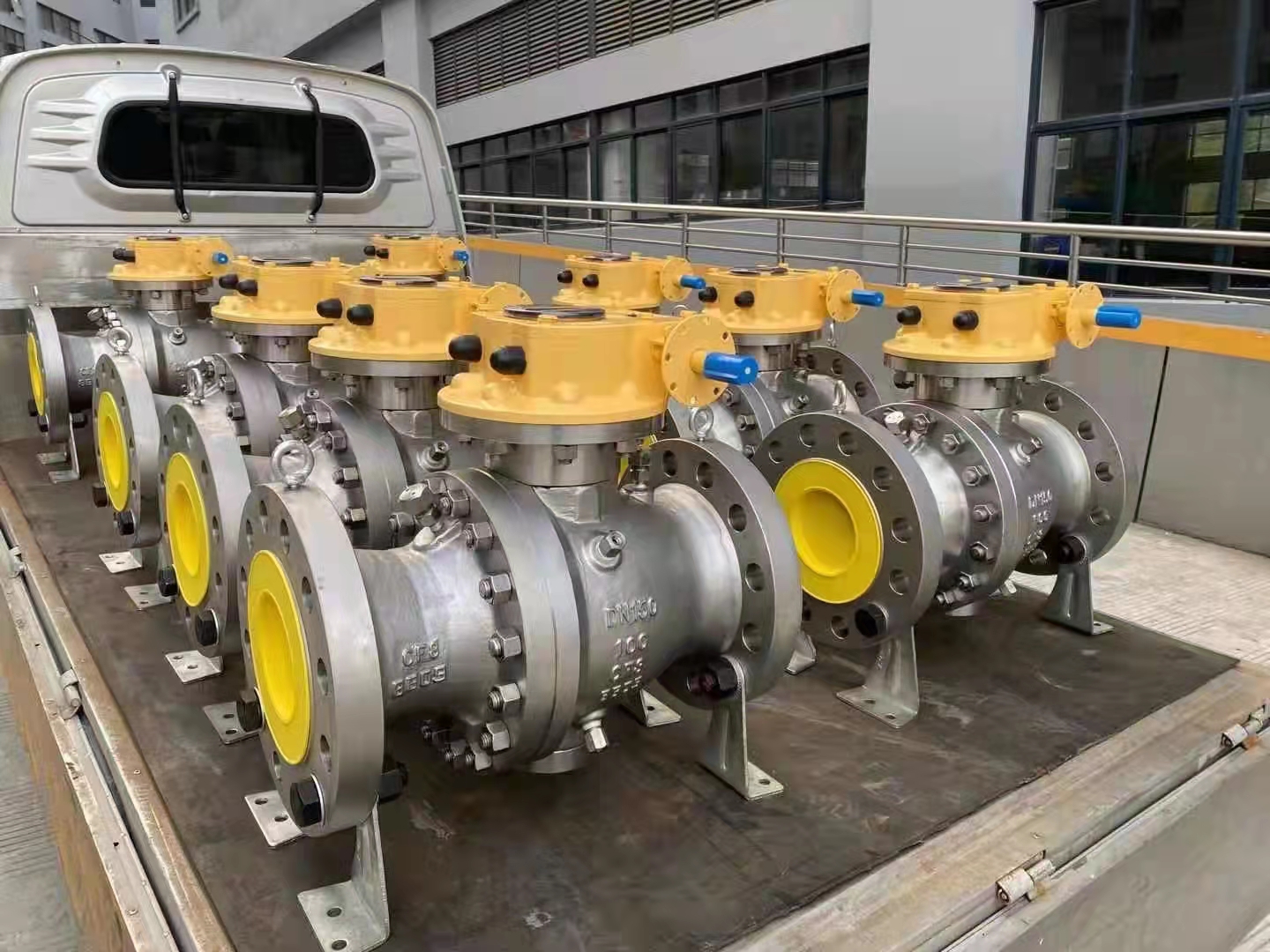 V&aacute;lvula de bola de brida montada en mu&ntilde;&oacute;n de 2 piezas con engranaje helicoidal 